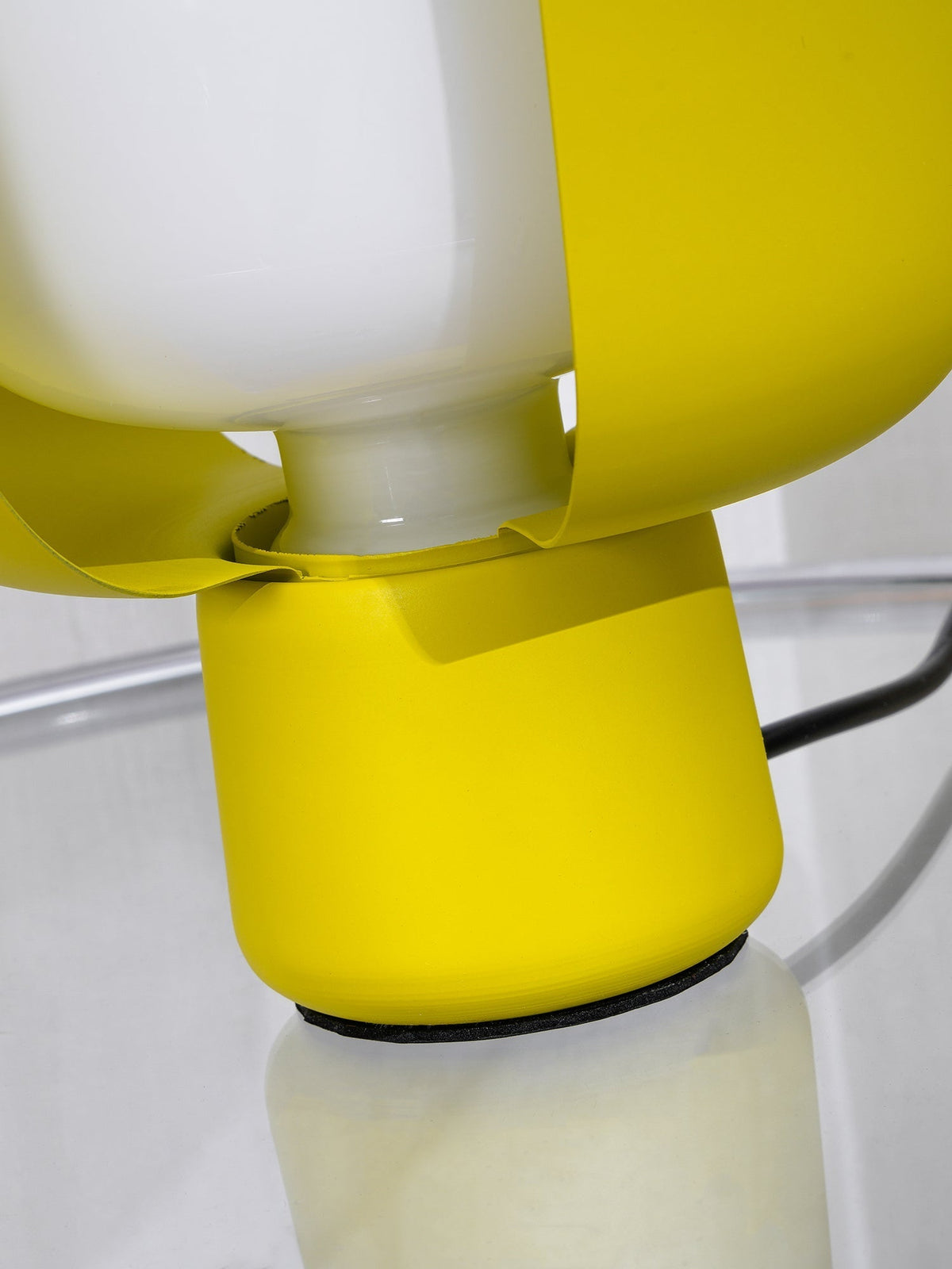 Zuri minimalistisk bordslampa i plast