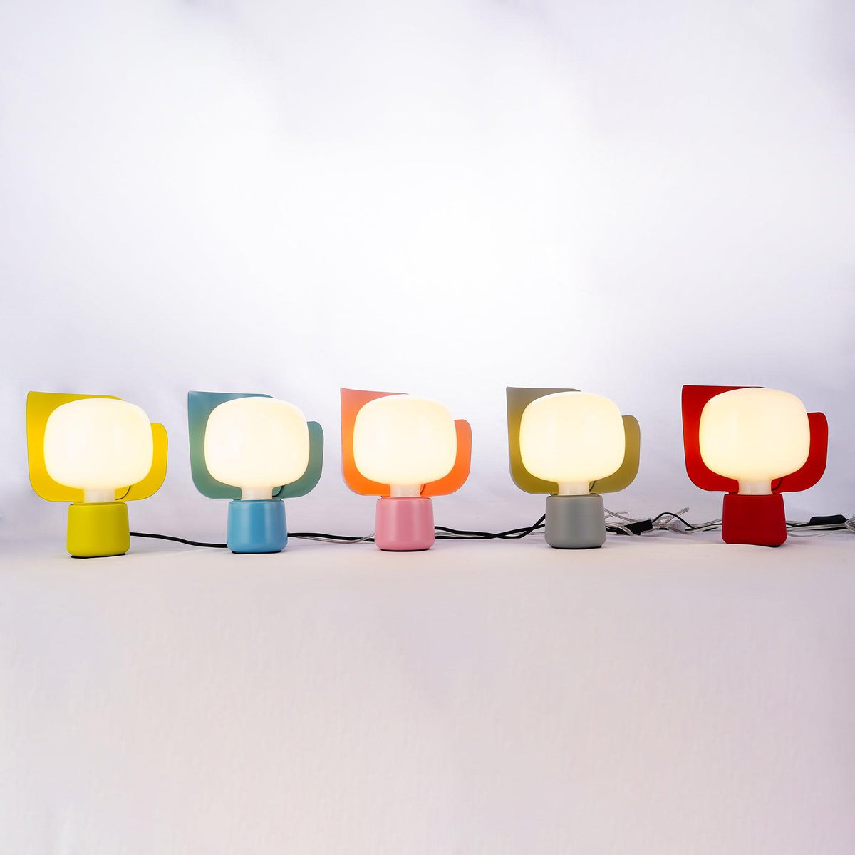 Zuri minimalistisk bordslampa i plast