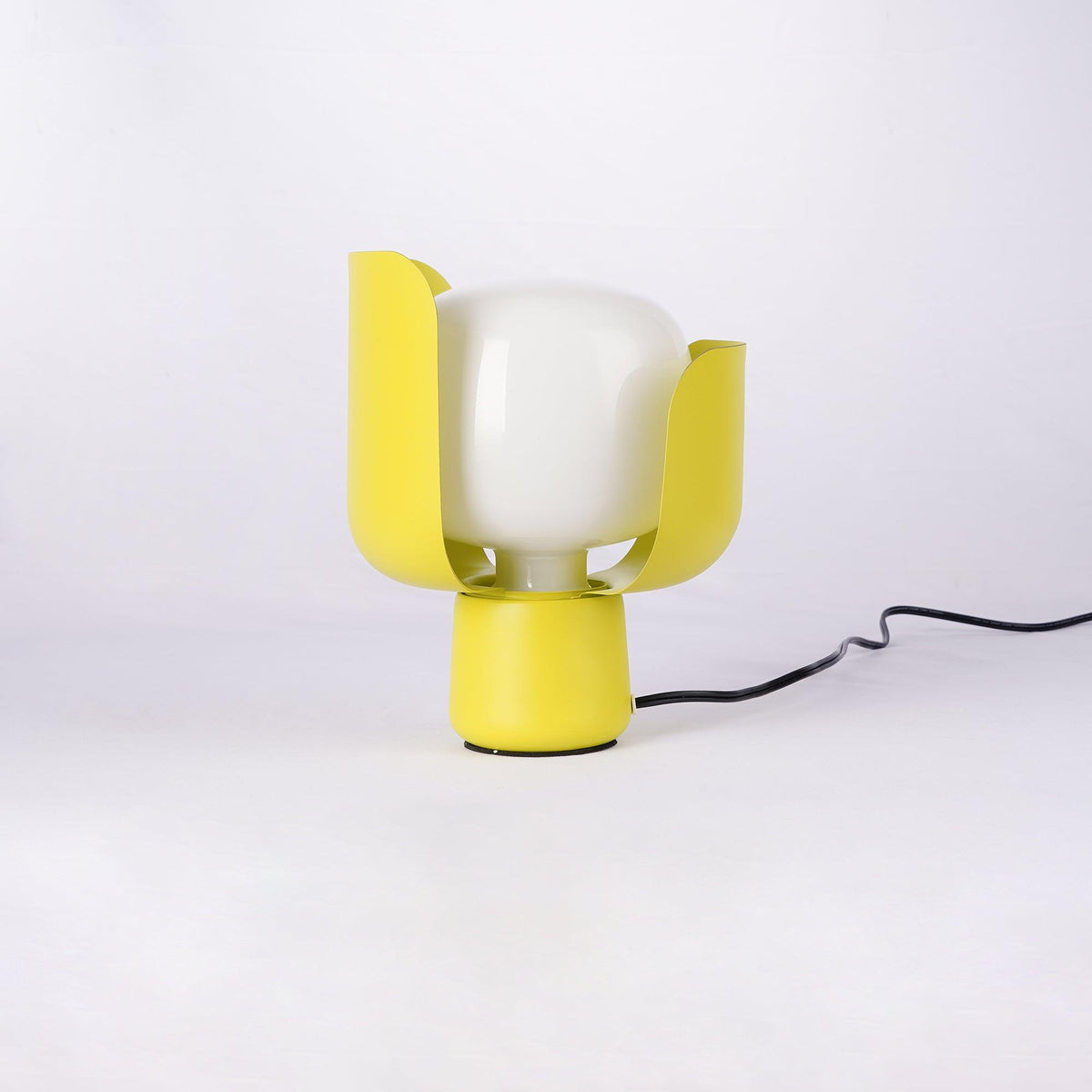 Zuri minimalistisk bordslampa i plast