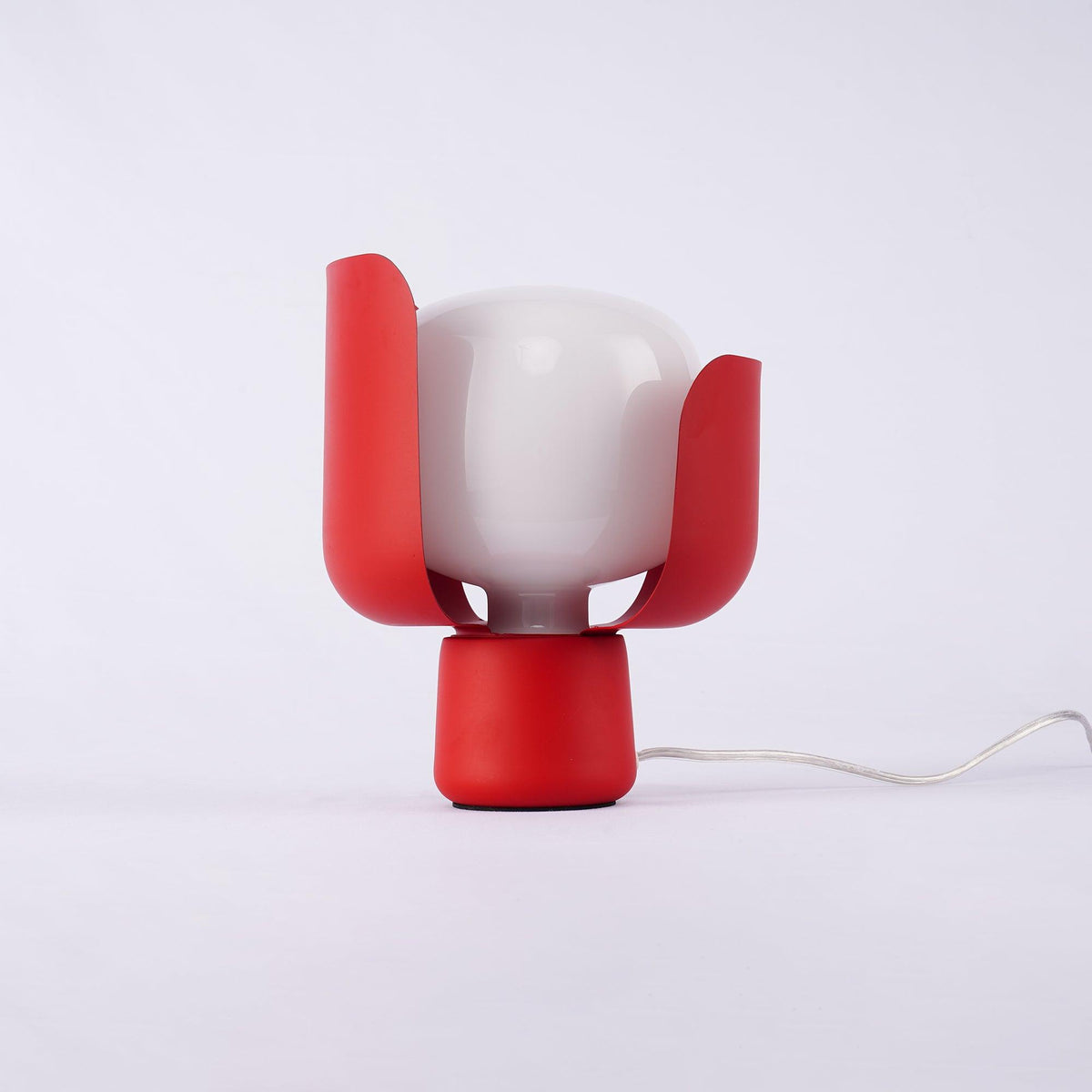 Zuri minimalistisk bordslampa i plast