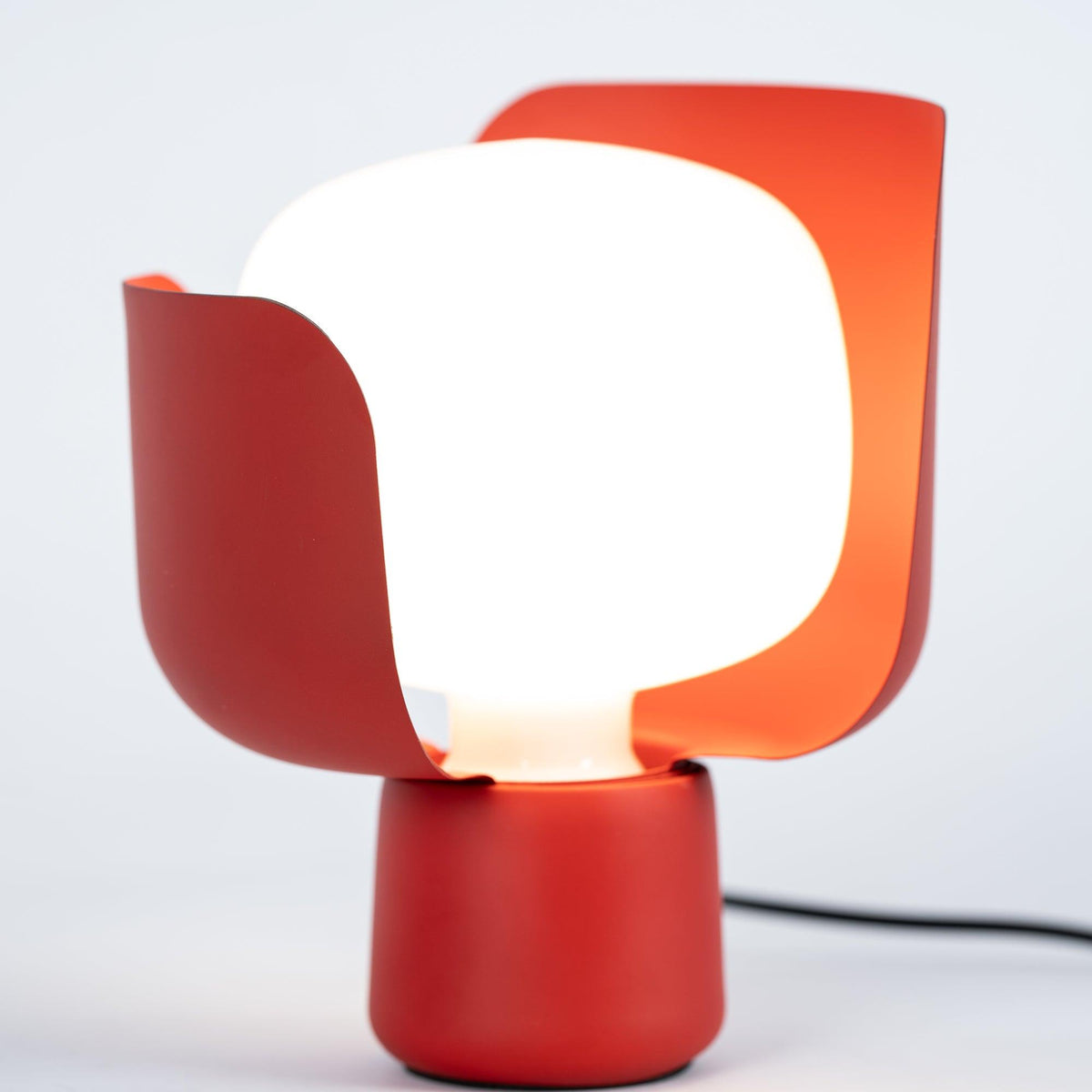 Zuri minimalistisk bordslampa i plast