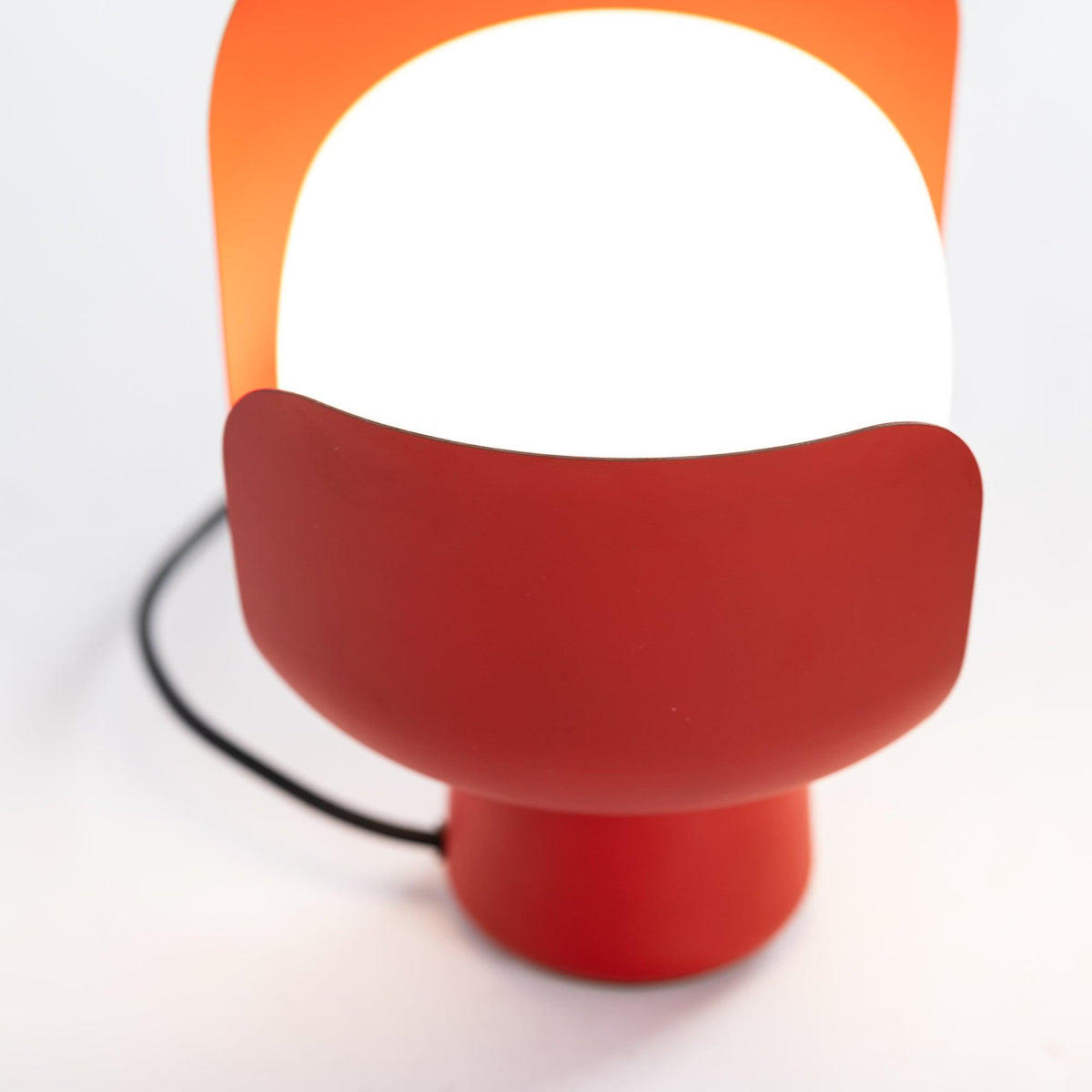 Zuri minimalistisk bordslampa i plast