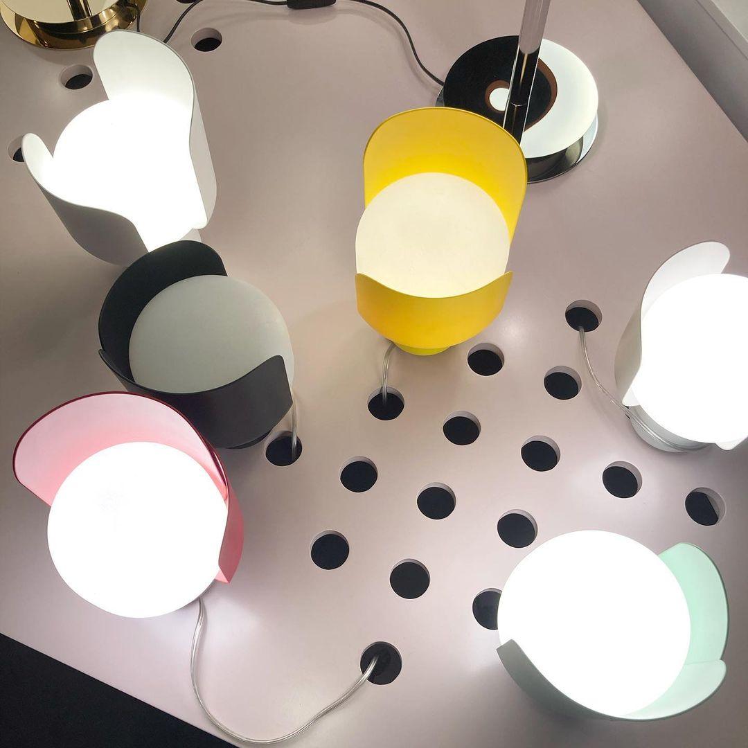 Zuri minimalistisk bordslampa i plast