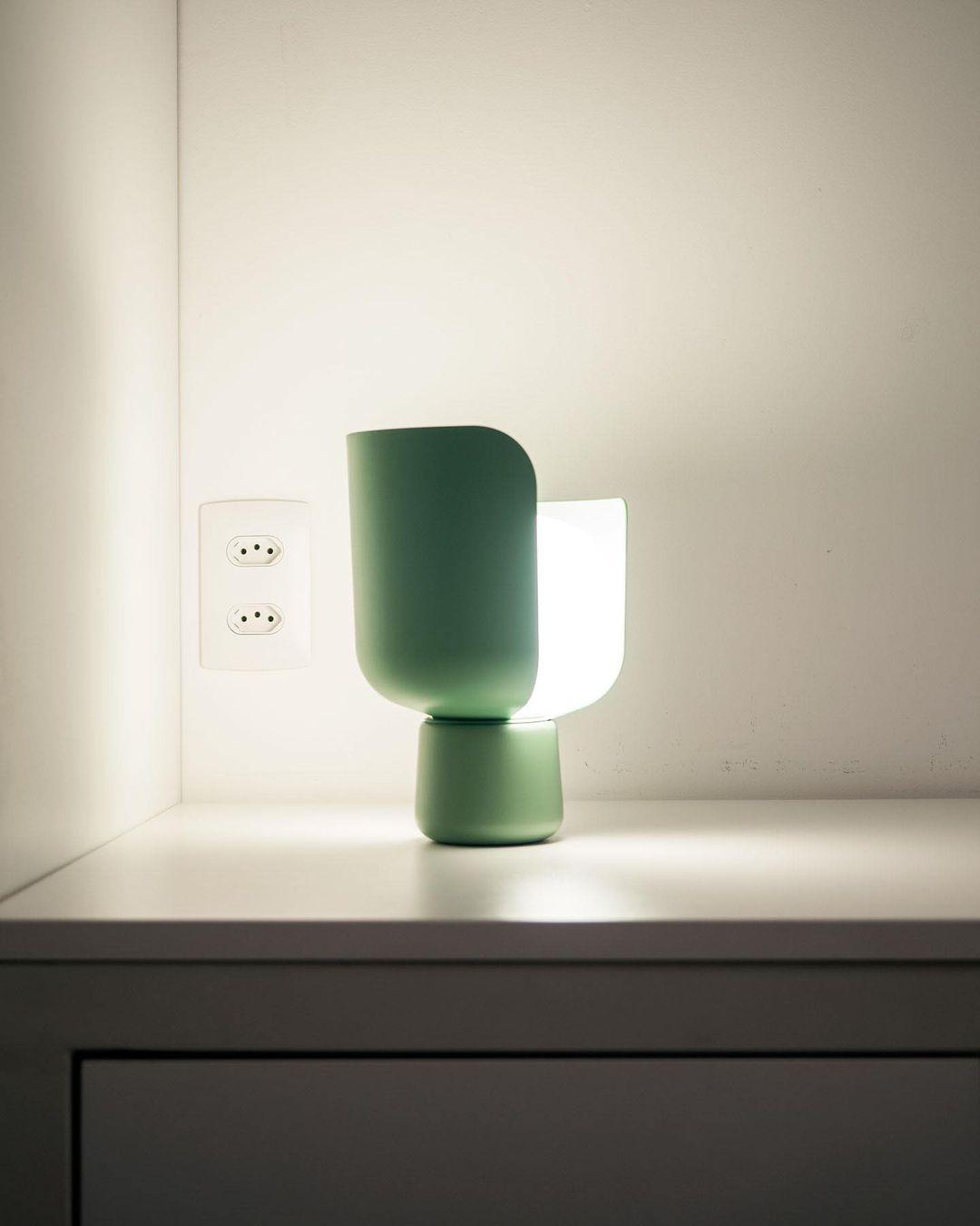 Zuri minimalistisk bordslampa i plast