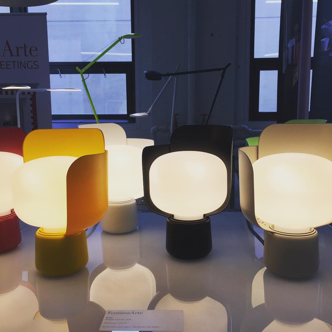 Zuri minimalistisk bordslampa i plast