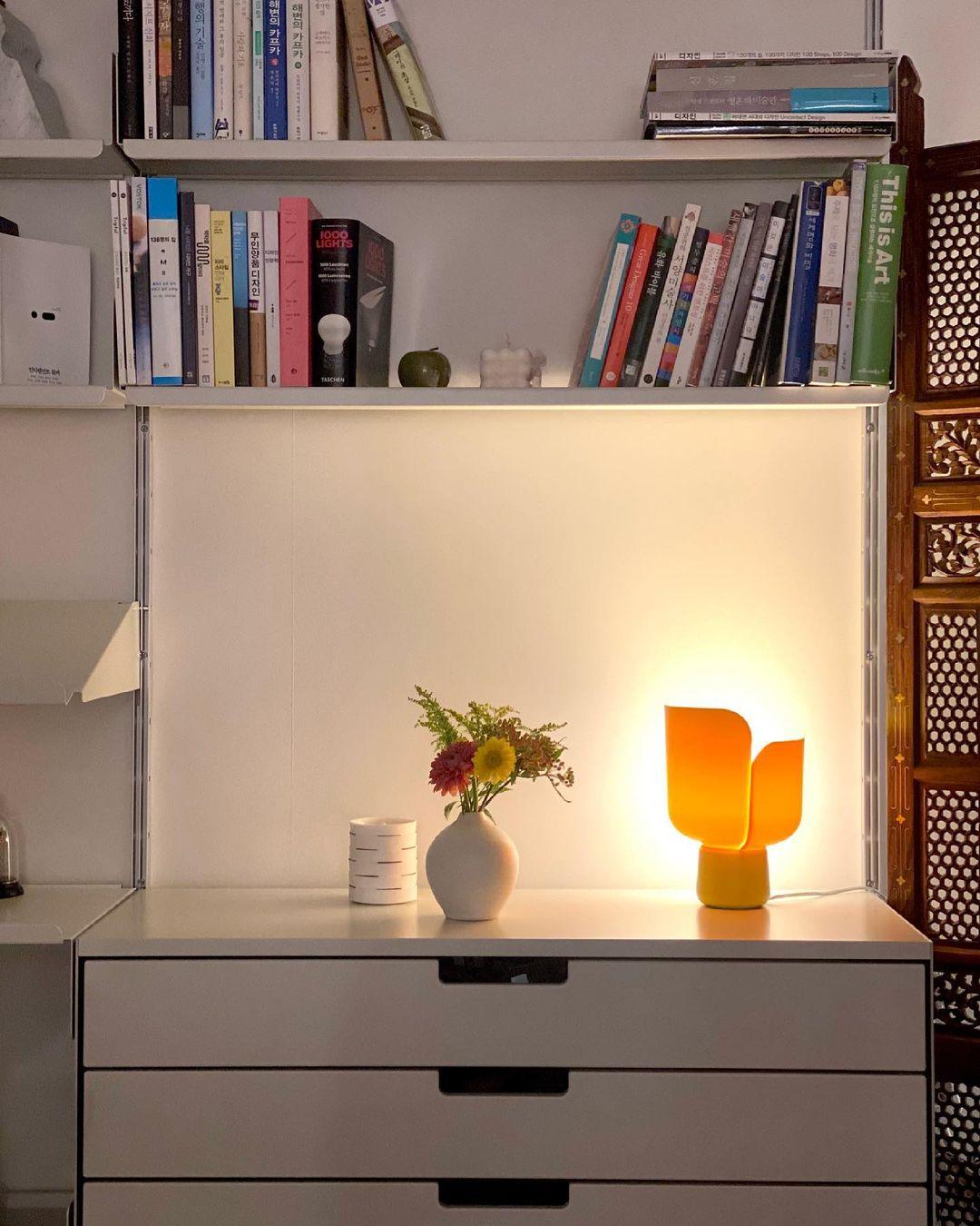Zuri minimalistisk bordslampa i plast