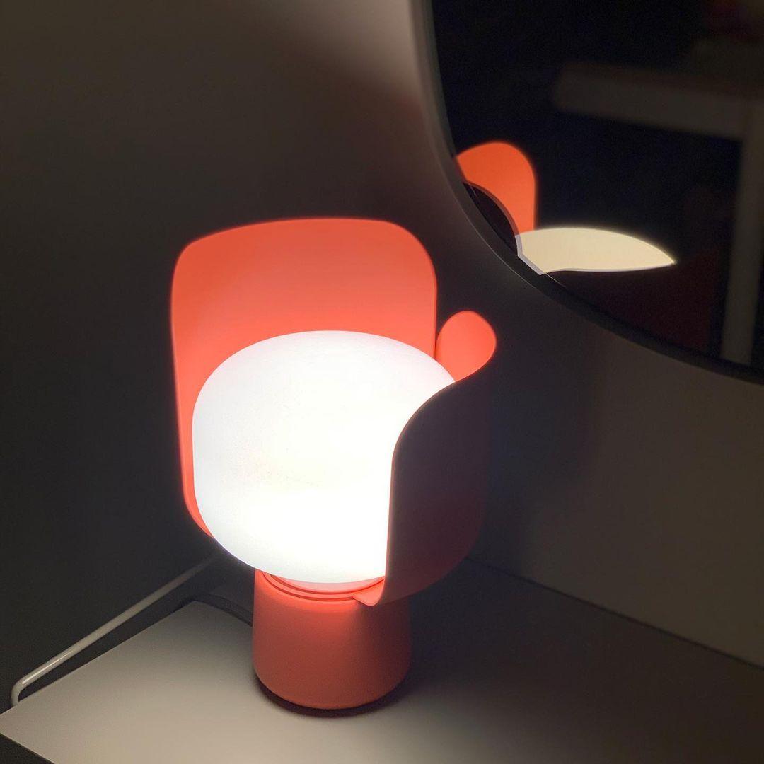 Zuri minimalistisk bordslampa i plast