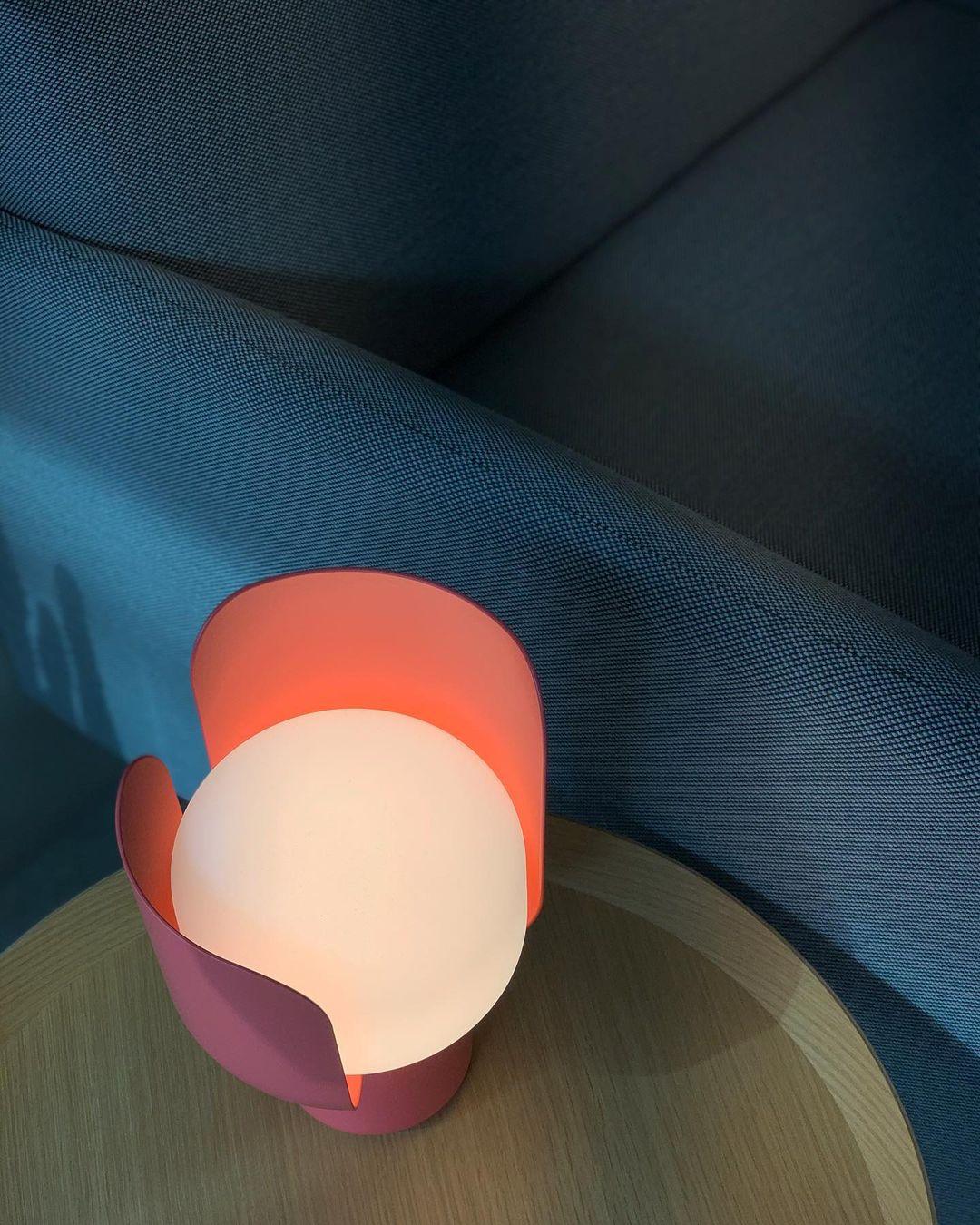 Zuri minimalistisk bordslampa i plast