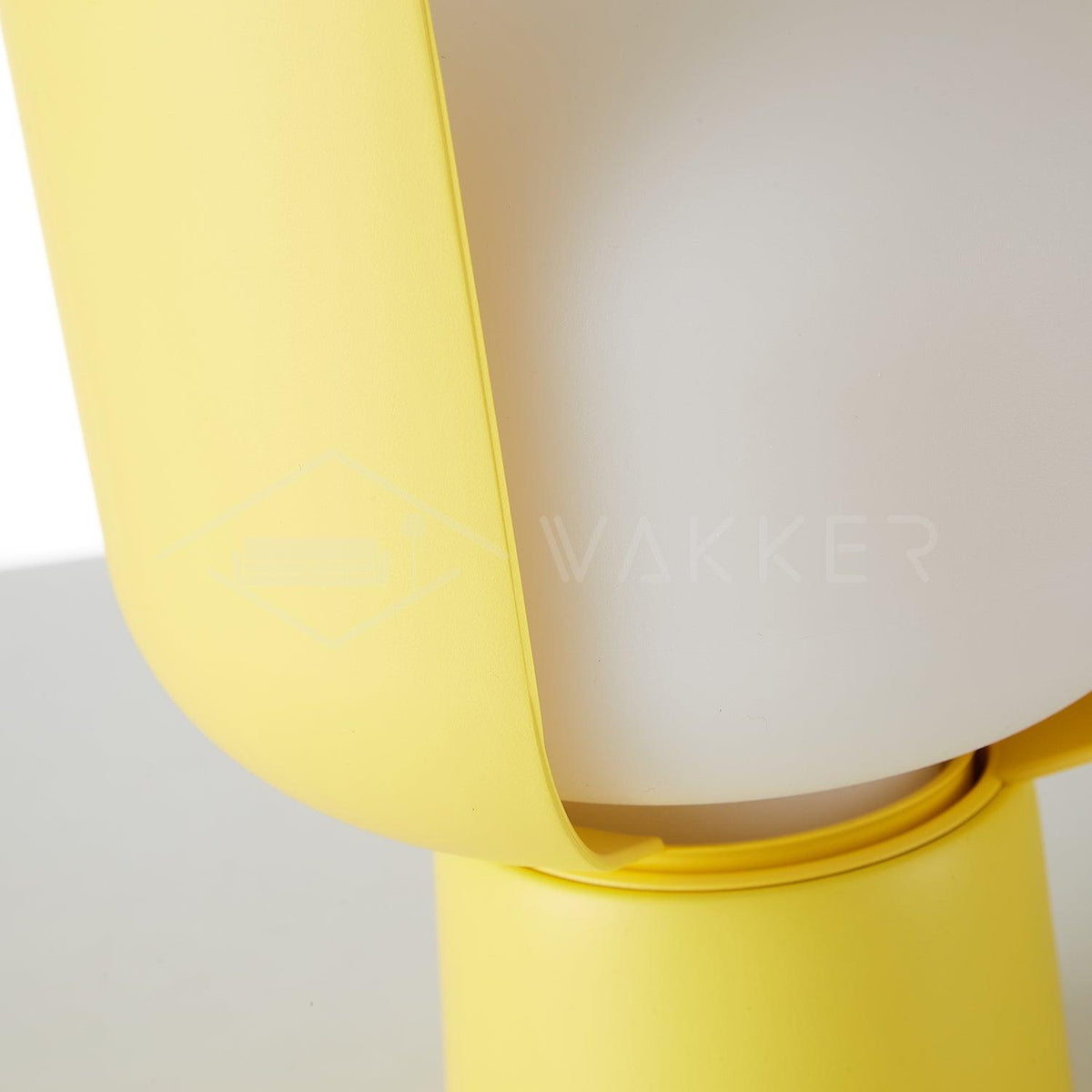 Zuri minimalistisk bordslampa i plast