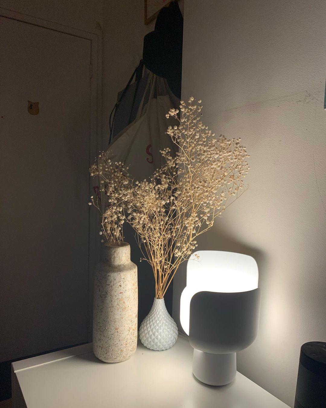 Zuri minimalistisk bordslampa i plast
