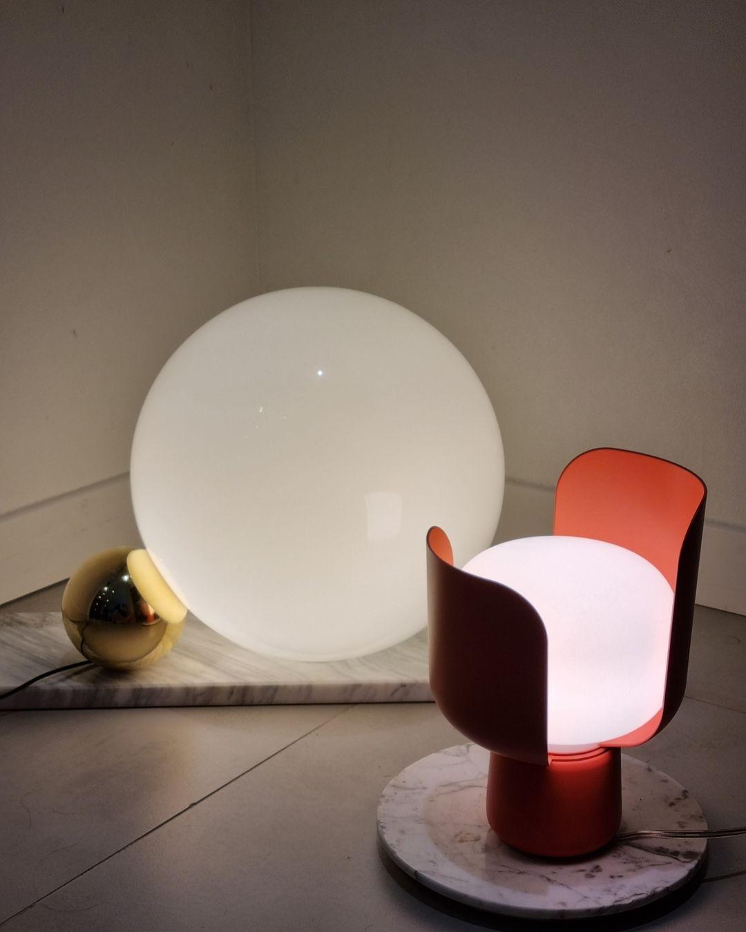Zuri minimalistisk bordslampa i plast