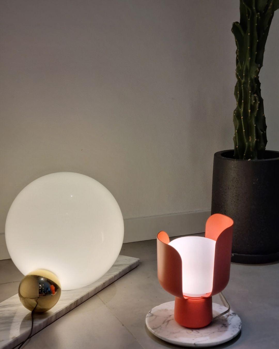 Zuri minimalistisk bordslampa i plast