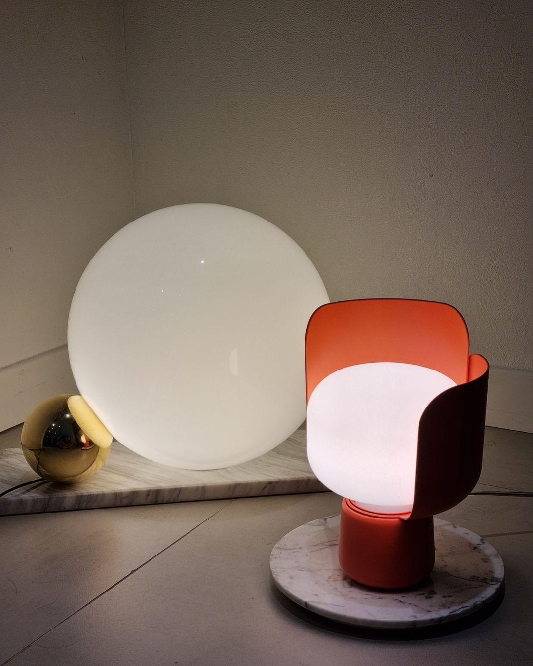Zuri minimalistisk bordslampa i plast