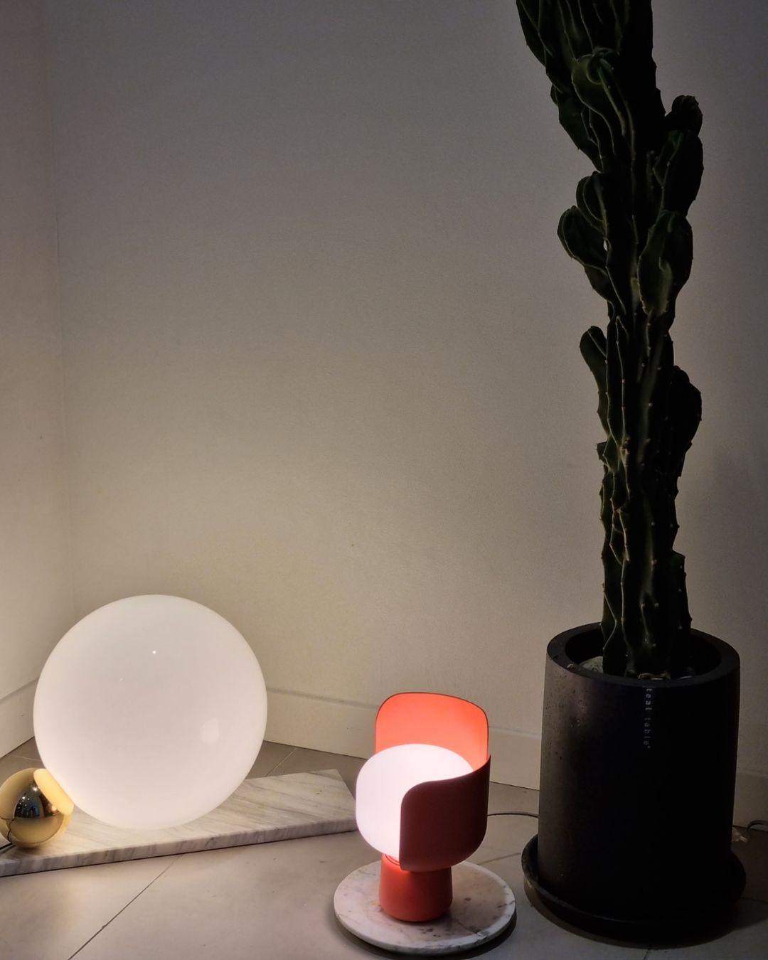 Zuri minimalistisk bordslampa i plast