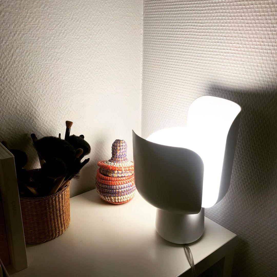 Zuri minimalistisk bordslampa i plast