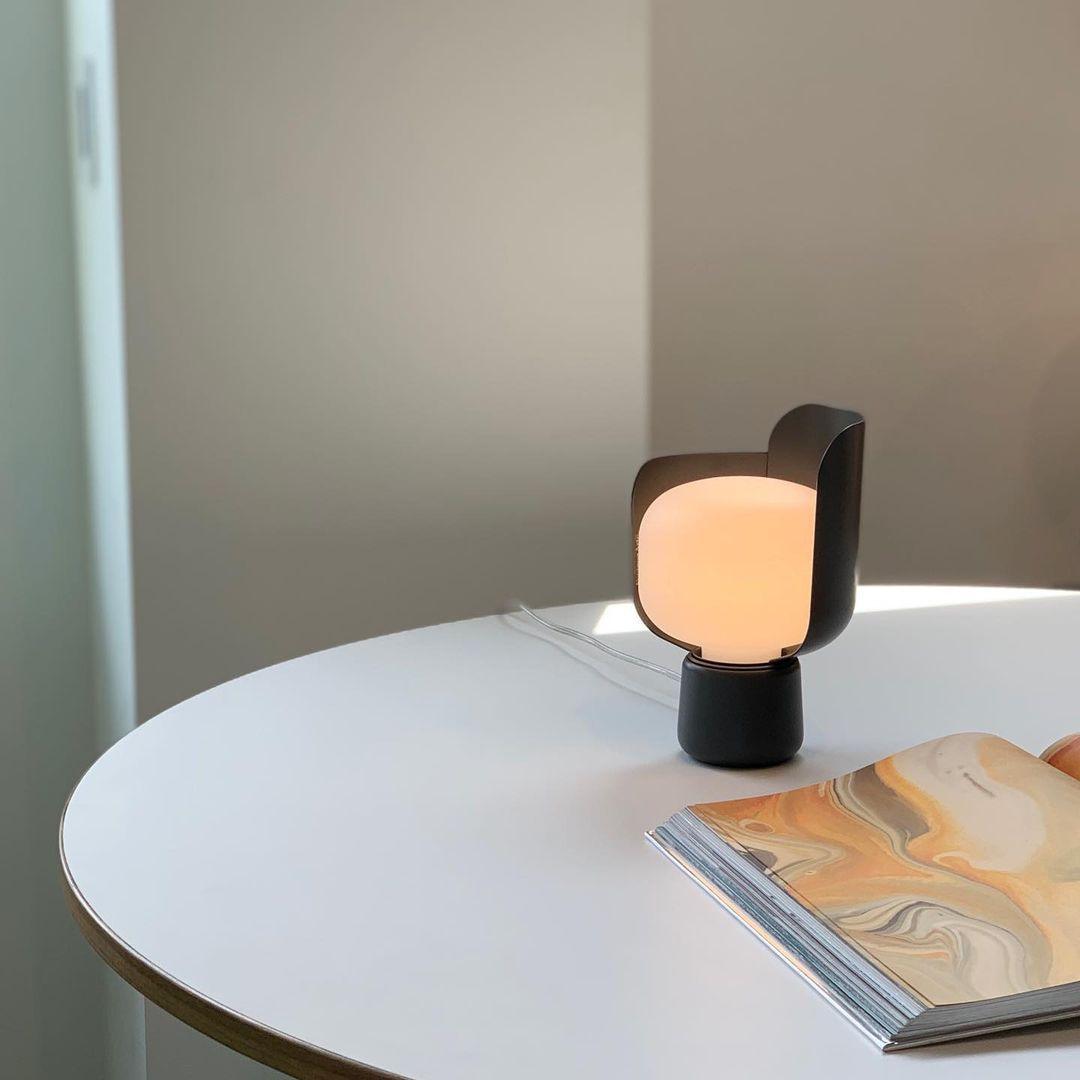 Zuri minimalistisk bordslampa i plast