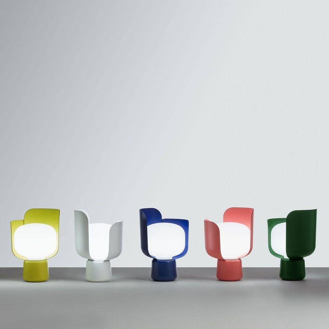 Zuri minimalistisk bordslampa i plast