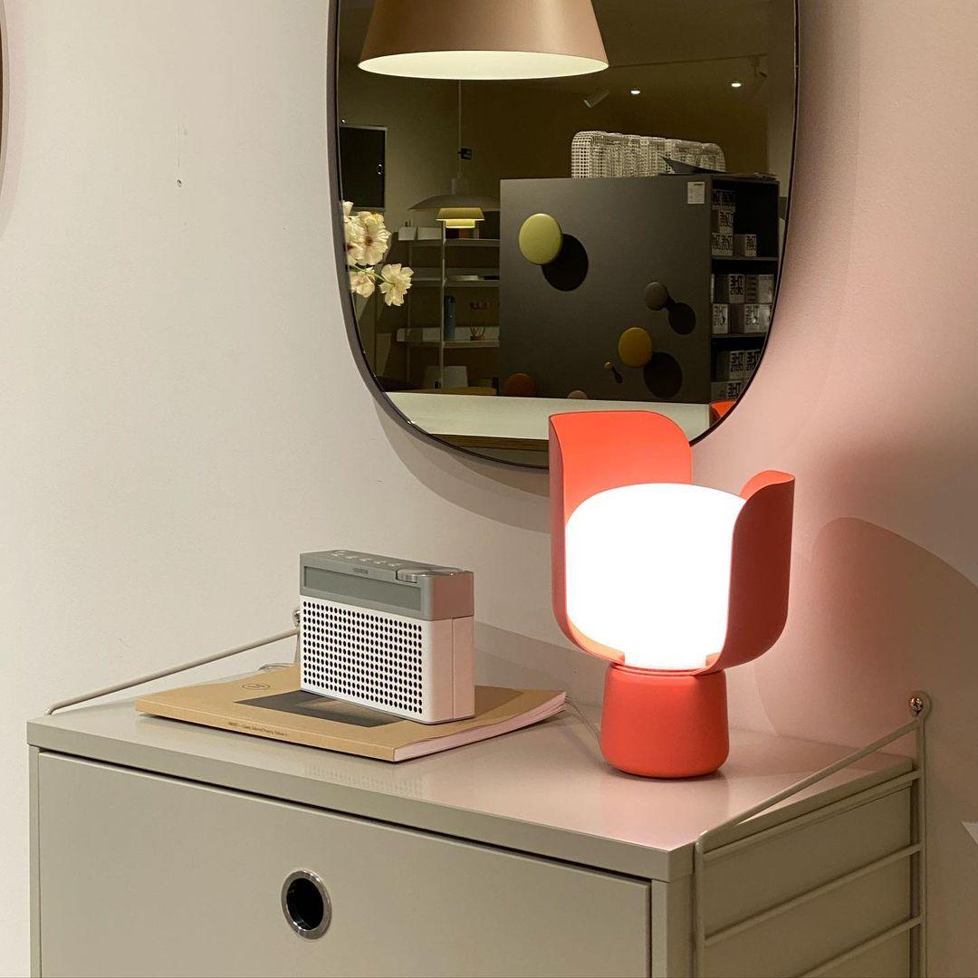Zuri minimalistisk bordslampa i plast