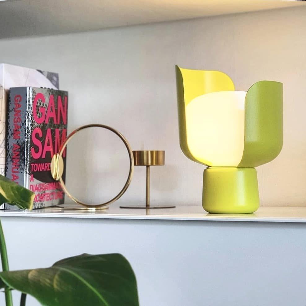 Zuri minimalistisk bordslampa i plast