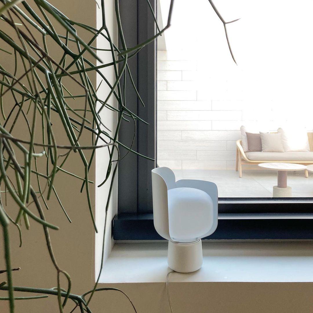 Zuri minimalistisk bordslampa i plast