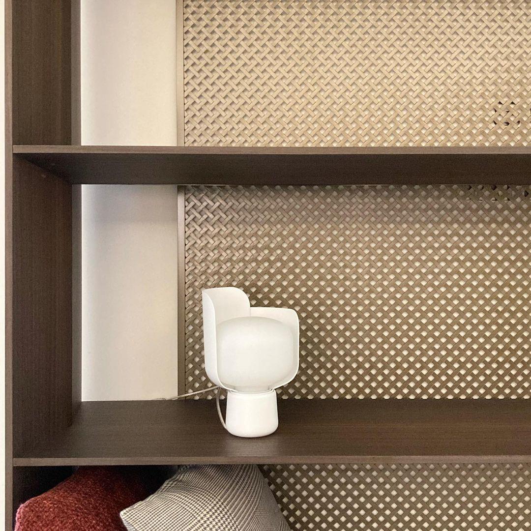 Zuri minimalistisk bordslampa i plast