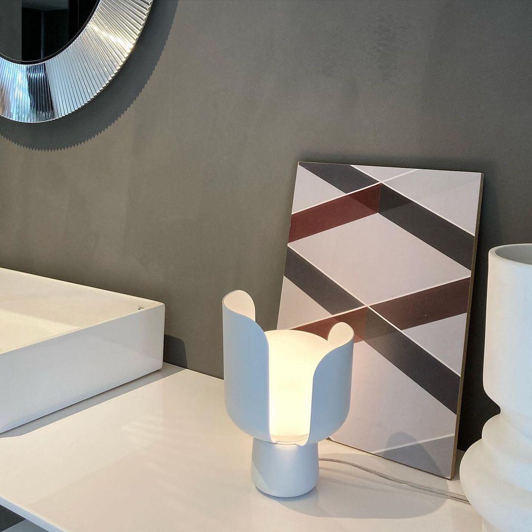 Zuri minimalistisk bordslampa i plast