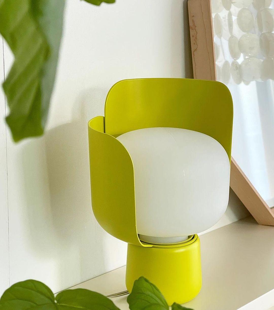 Zuri minimalistisk bordslampa i plast
