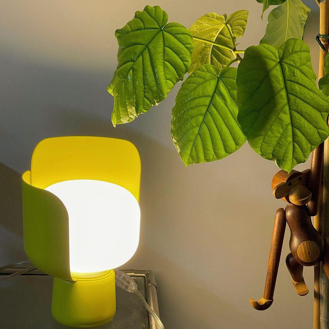 Zuri minimalistisk bordslampa i plast