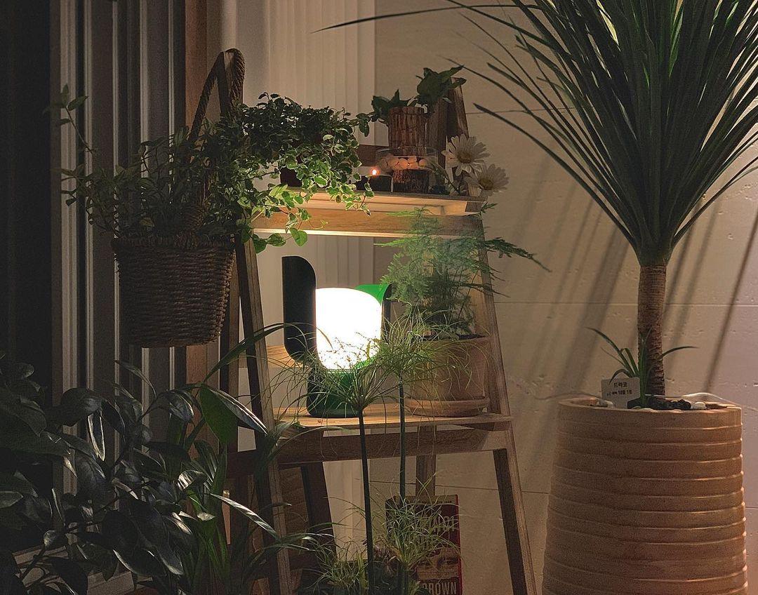 Zuri minimalistisk bordslampa i plast