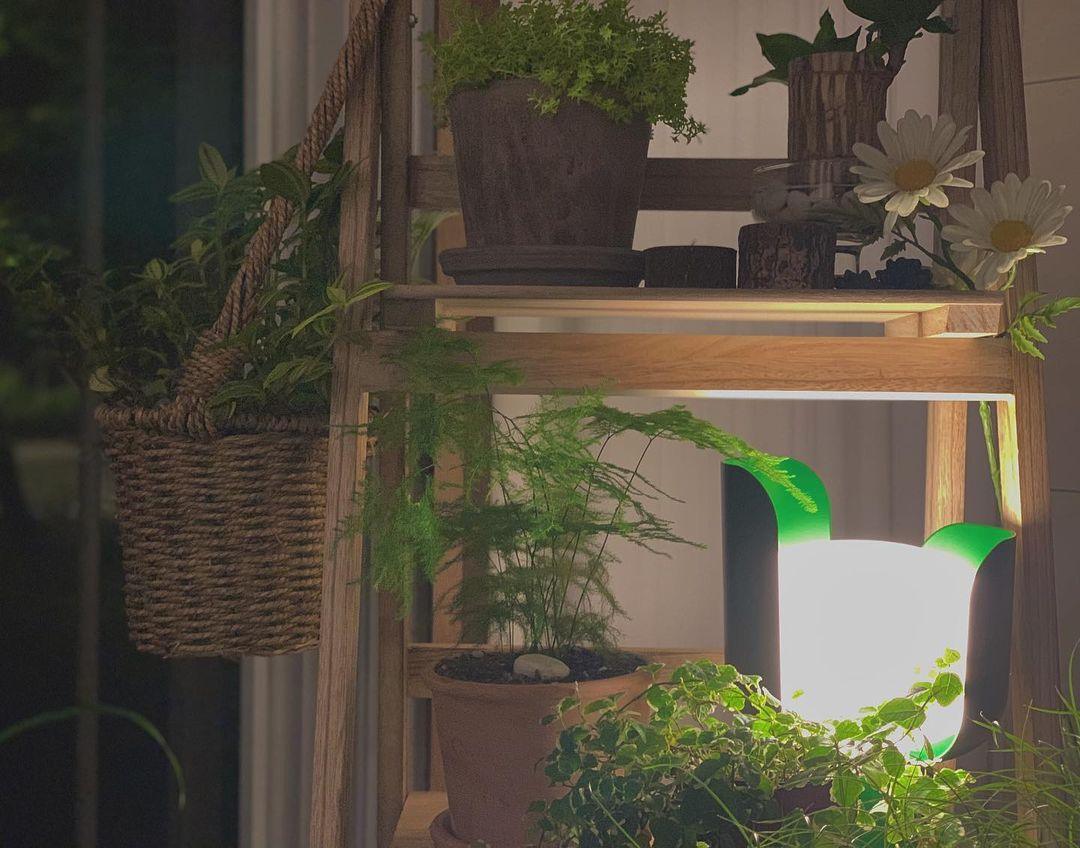 Zuri minimalistisk bordslampa i plast
