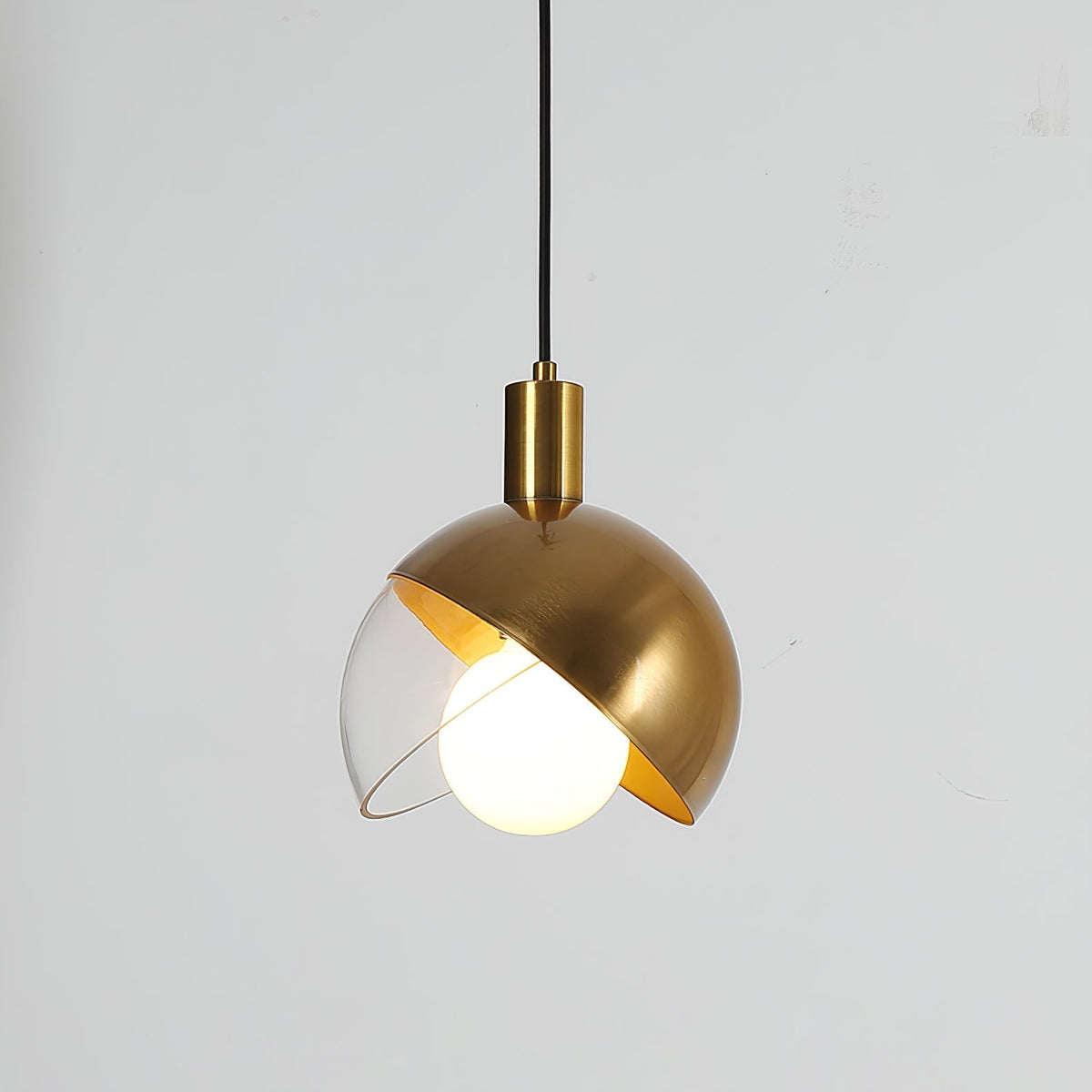 Noveny pendellampe i messing og glas med halvkugle, mid-century