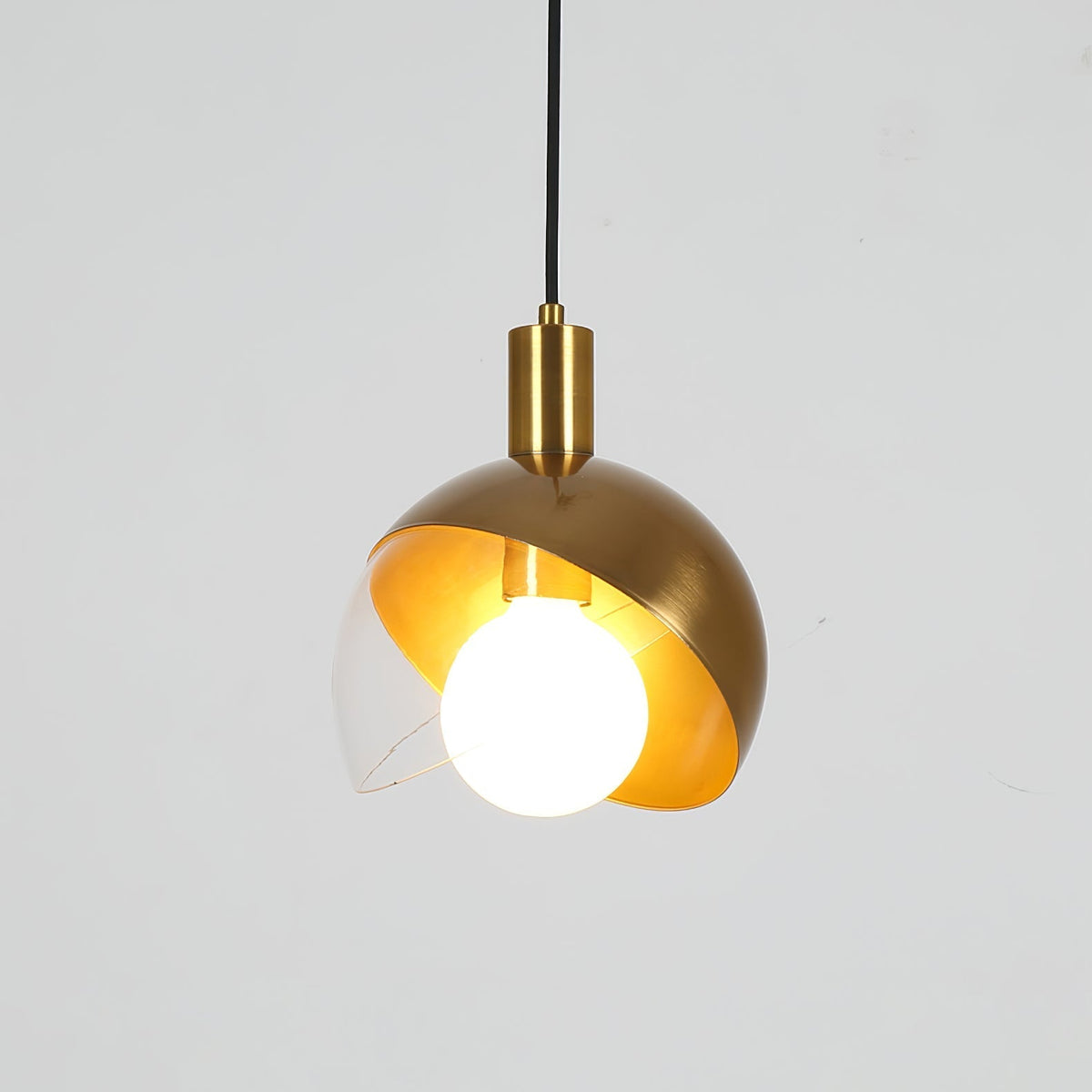 Noveny pendellampe i messing og glas med halvkugle, mid-century