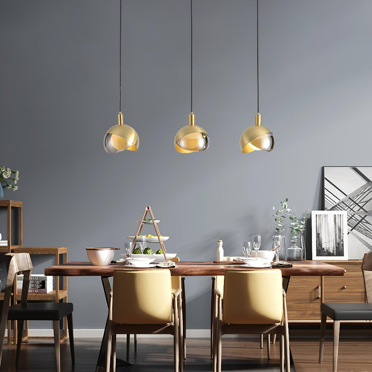 Noveny pendellampe i messing og glas med halvkugle, mid-century