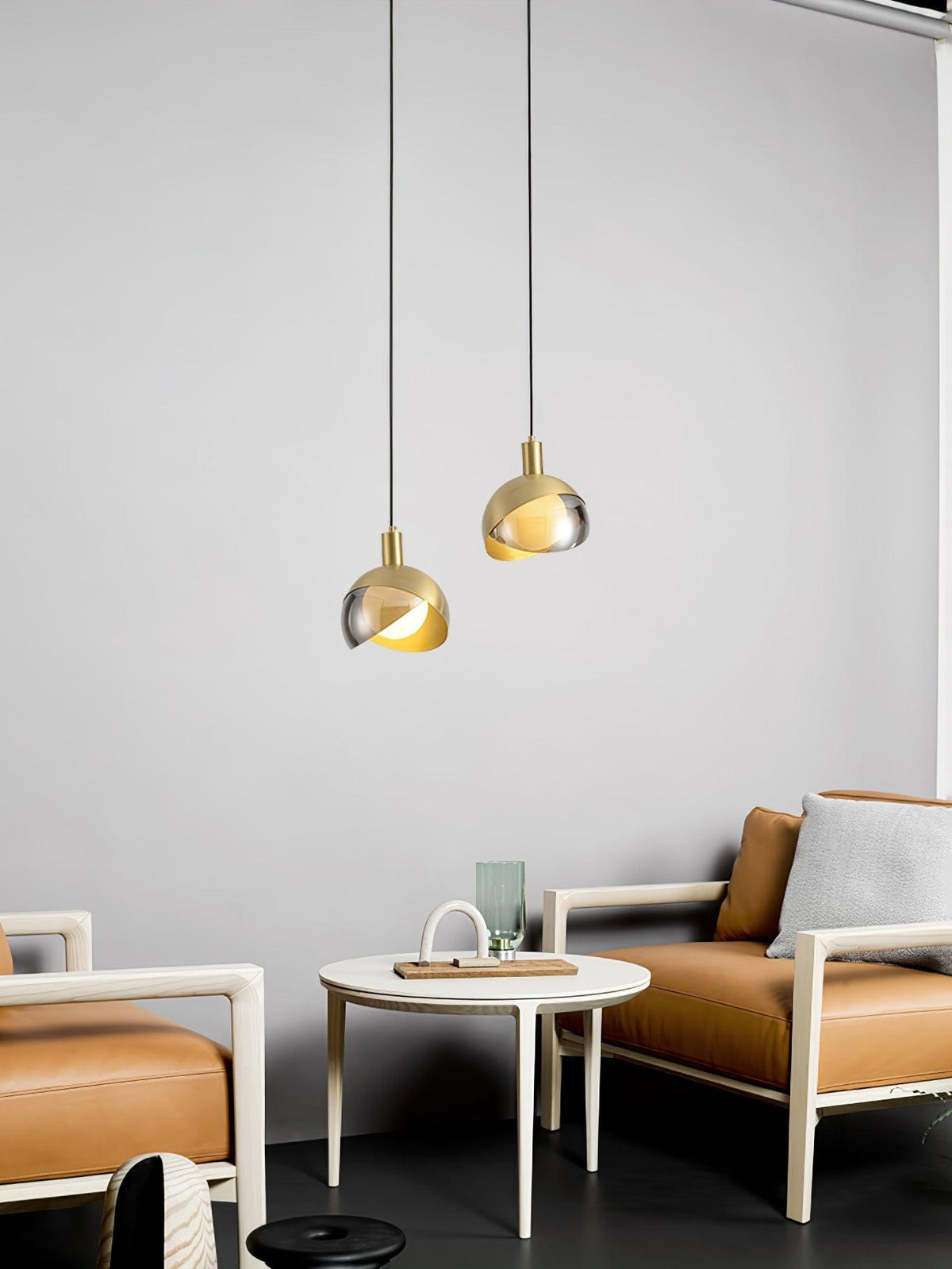 Noveny pendellampe i messing og glas med halvkugle, mid-century