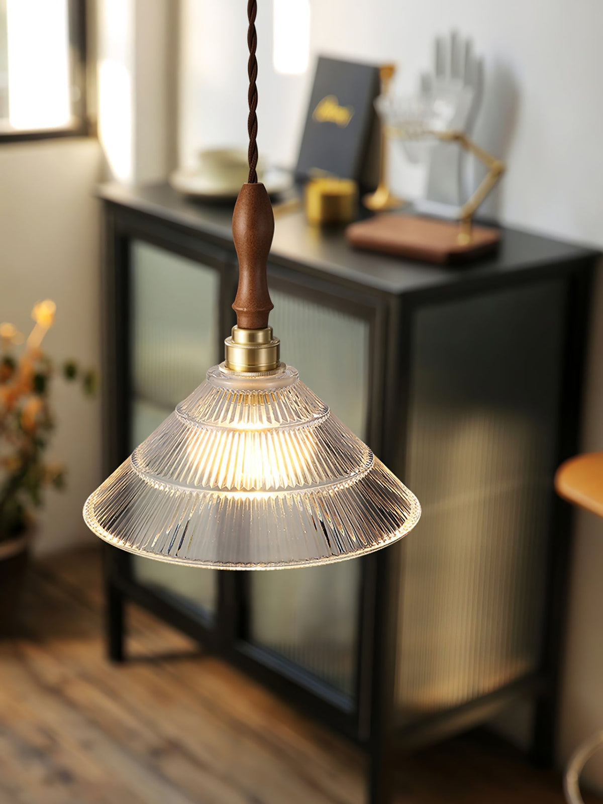Arcara vintage-pendellampe i rillet glas og træ