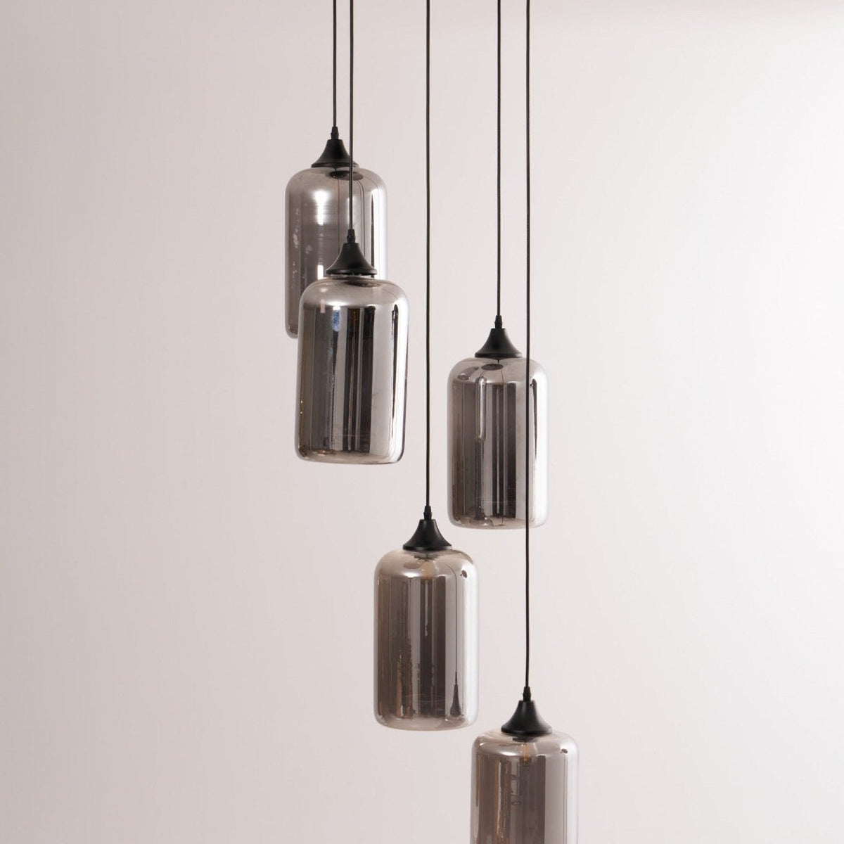 June minimalistisk flaskformad pendellampa i rökgrått glas