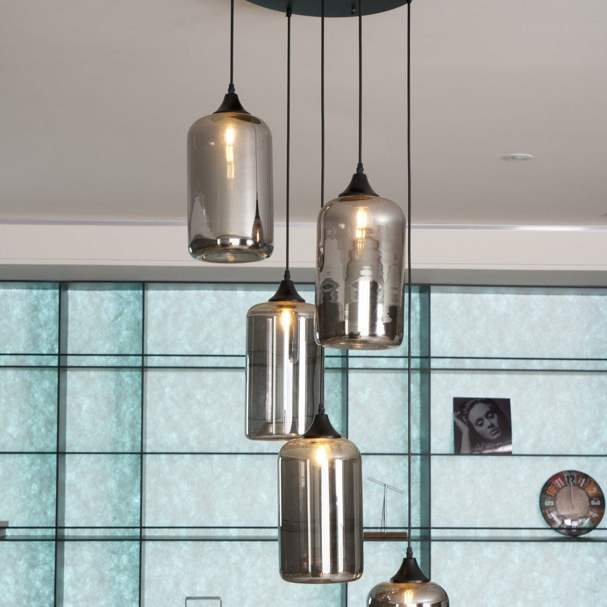June minimalistisk flaskformad pendellampa i rökgrått glas