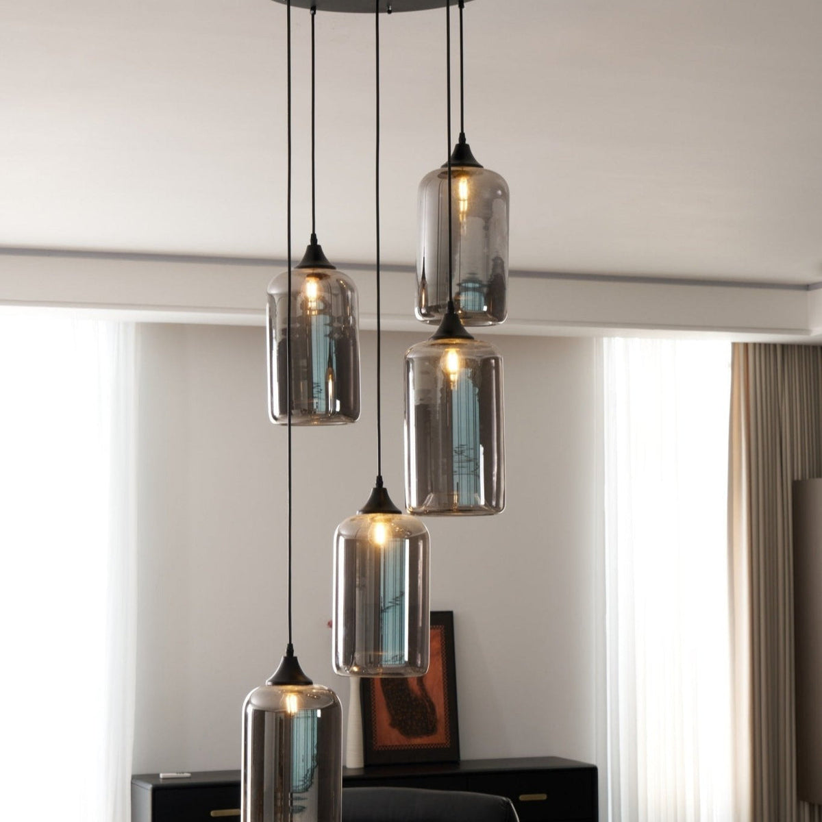 June minimalistisk flaskformad pendellampa i rökgrått glas