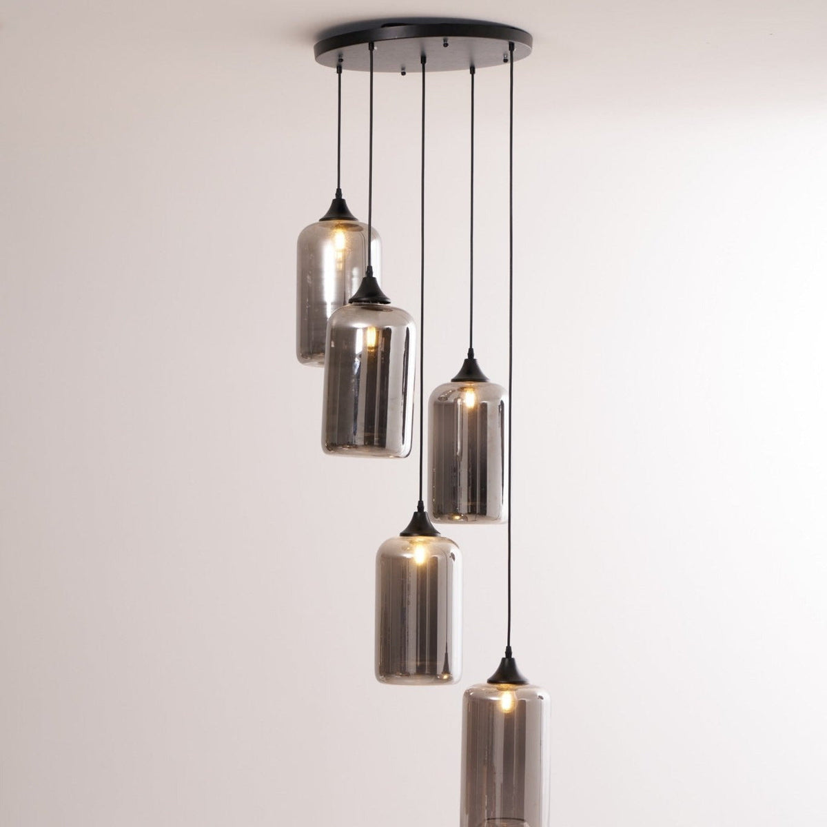 June minimalistisk flaskformad pendellampa i rökgrått glas