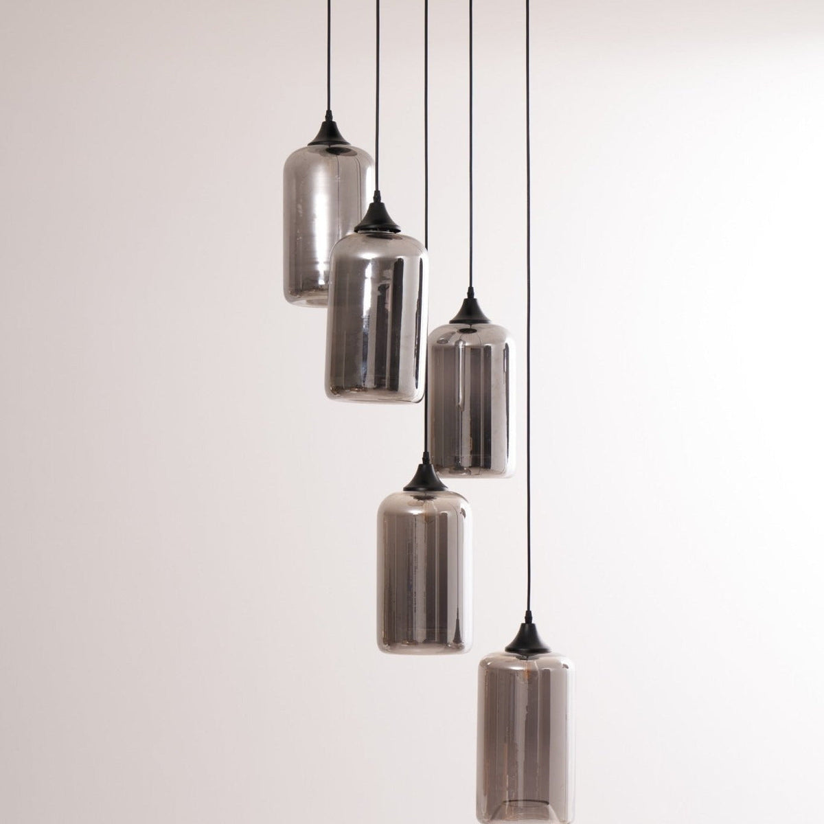 June minimalistisk flaskformad pendellampa i rökgrått glas