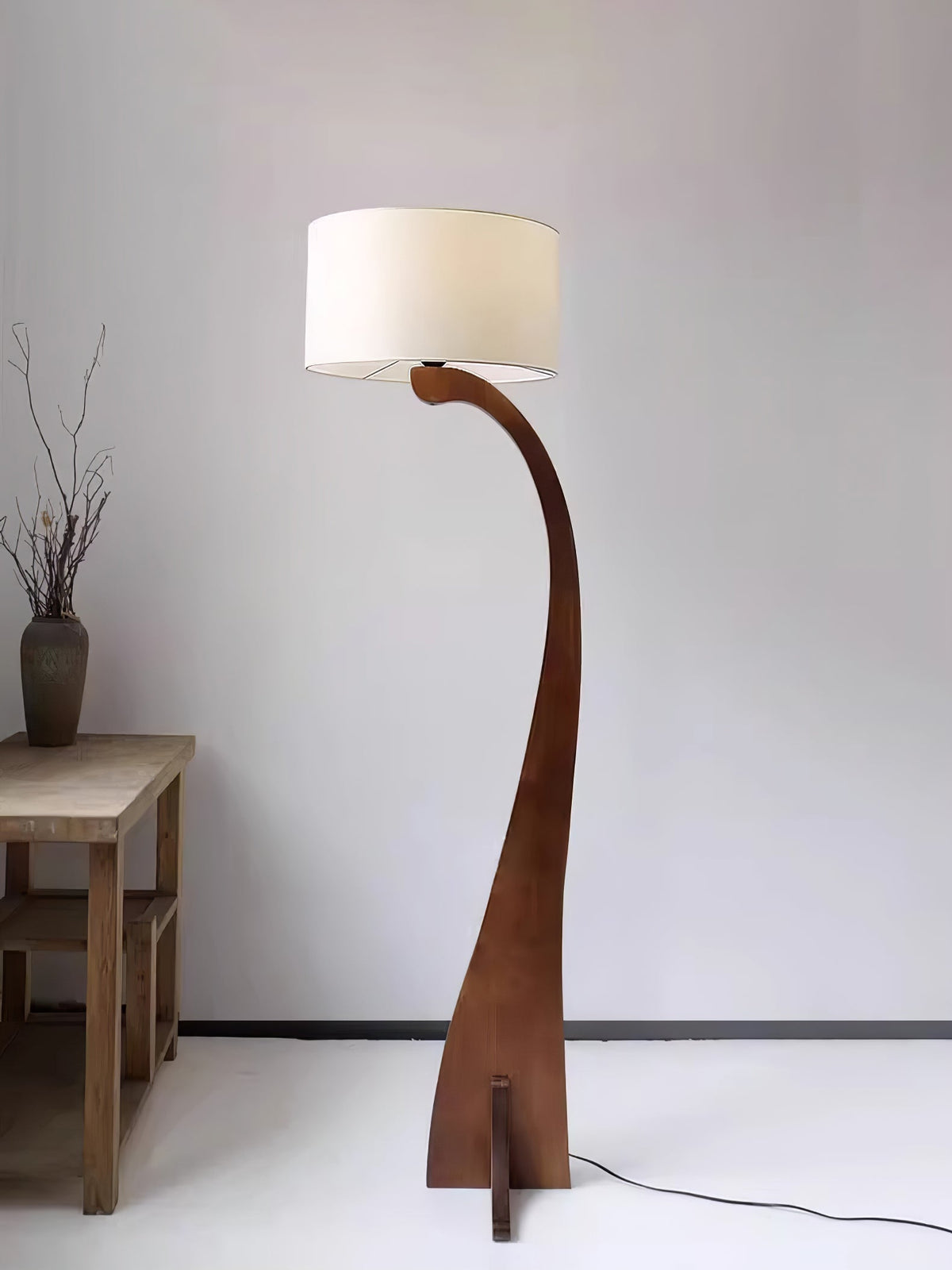 Viraineria nordisk buet gulvlampe