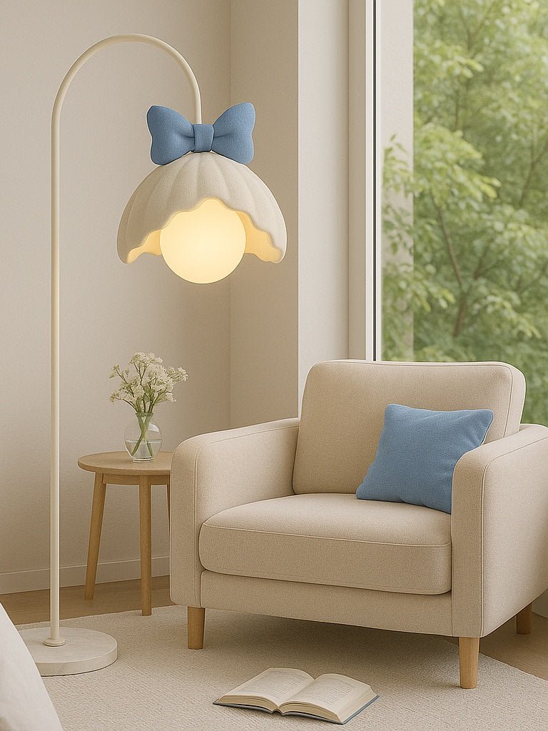 Gulvlampe med sløjfekant og kronbladsformet skærm