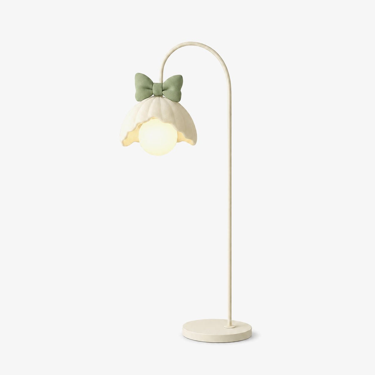 Gulvlampe med sløjfekant og kronbladsformet skærm