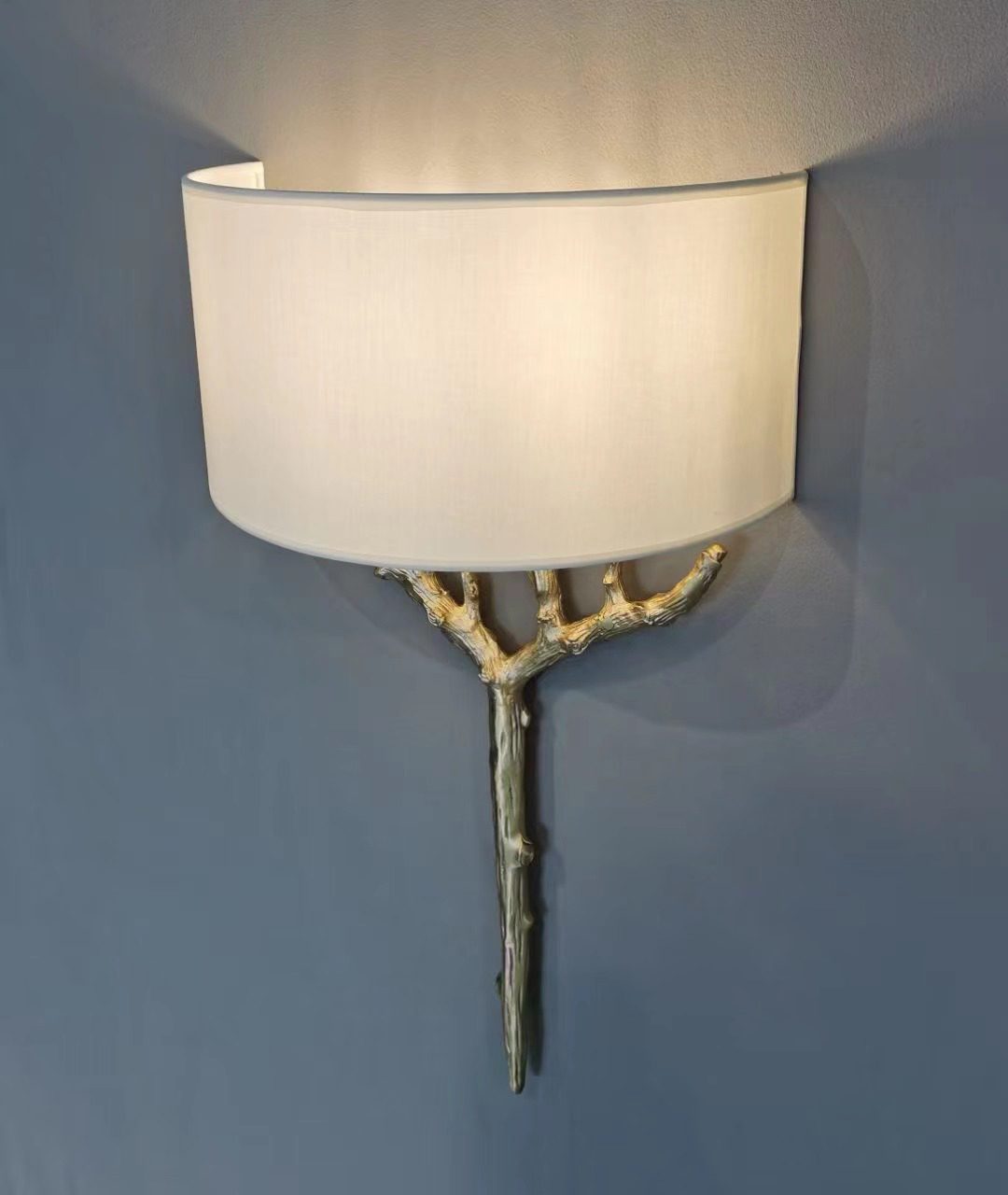 Ceryndir vägglampa med horn i mässing