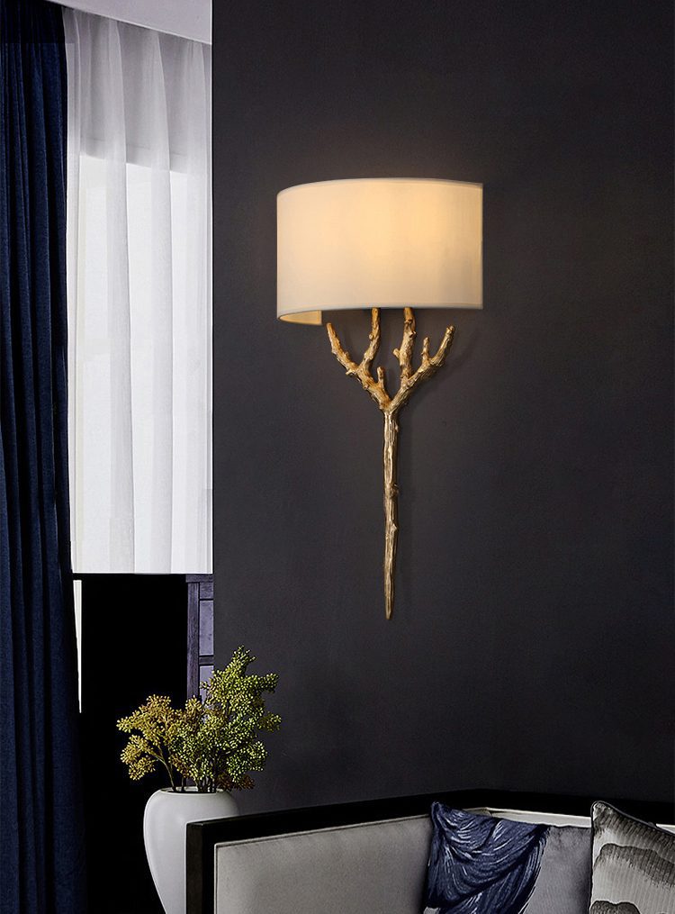 Ceryndir vägglampa med horn i mässing