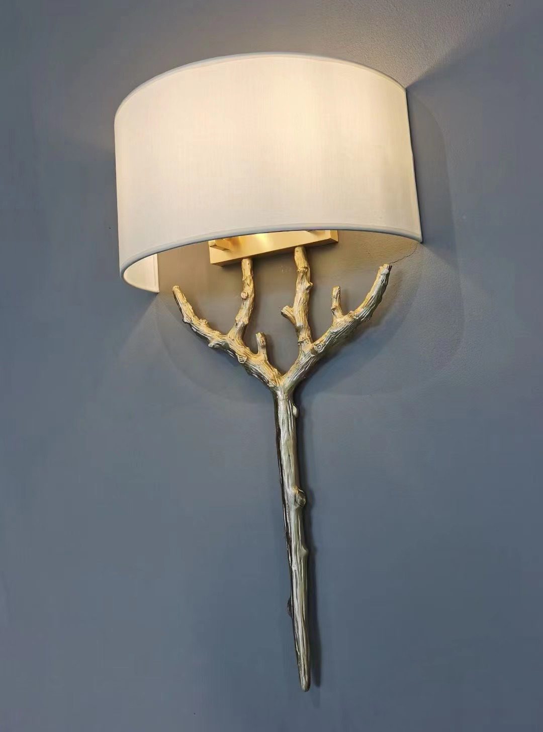 Ceryndir vägglampa med horn i mässing