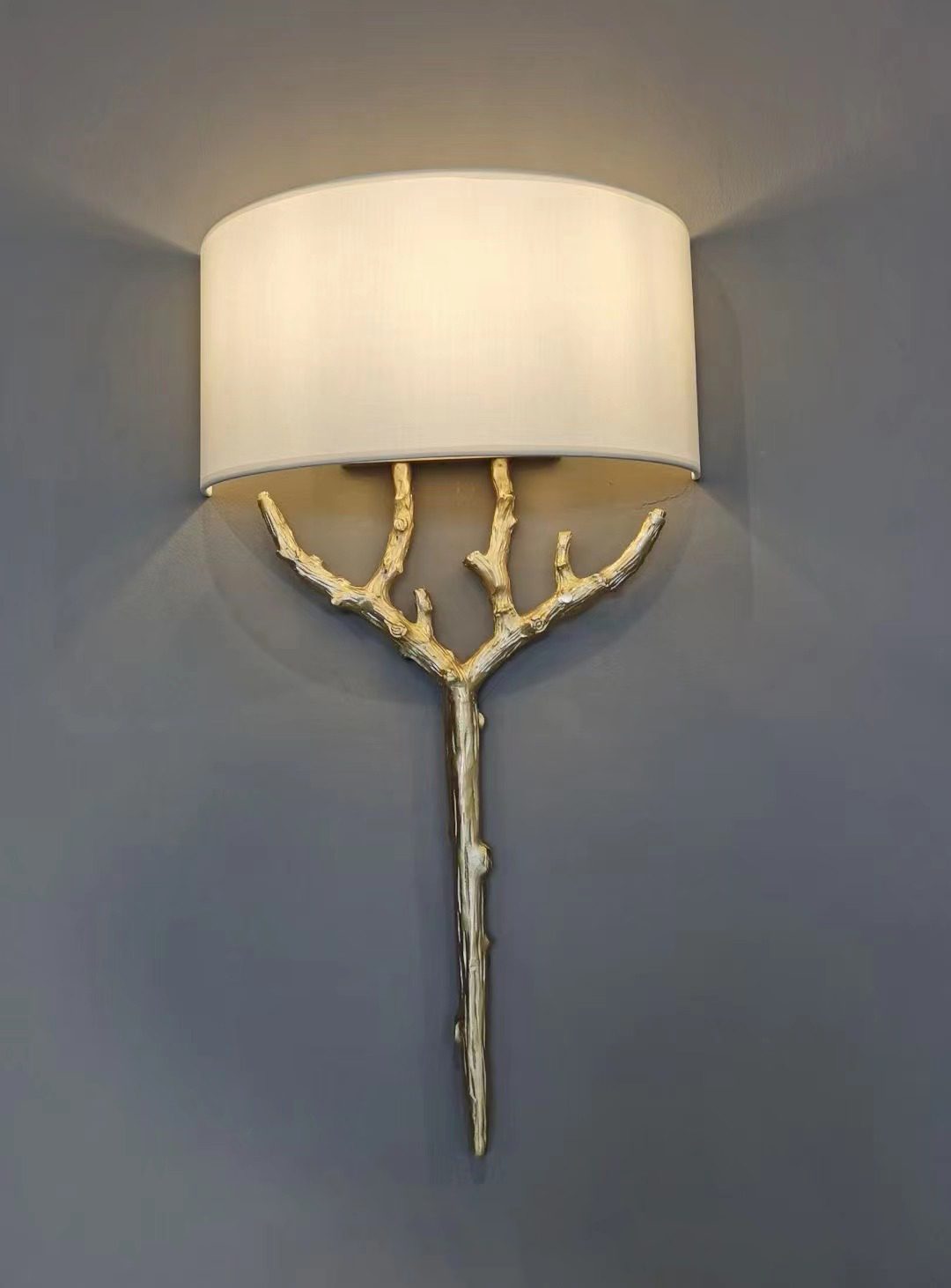 Ceryndir vägglampa med horn i mässing