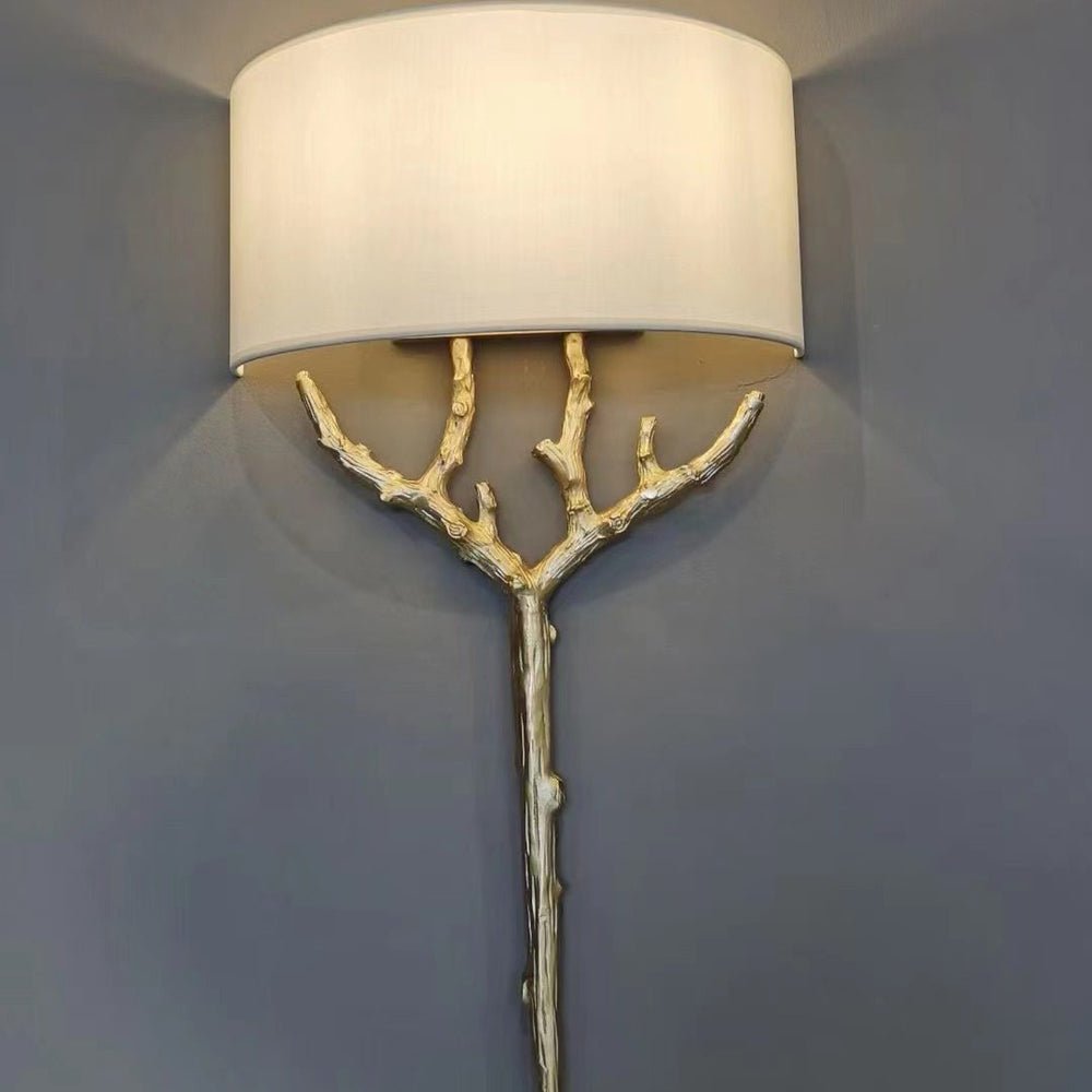 Ceryndir vägglampa med horn i mässing