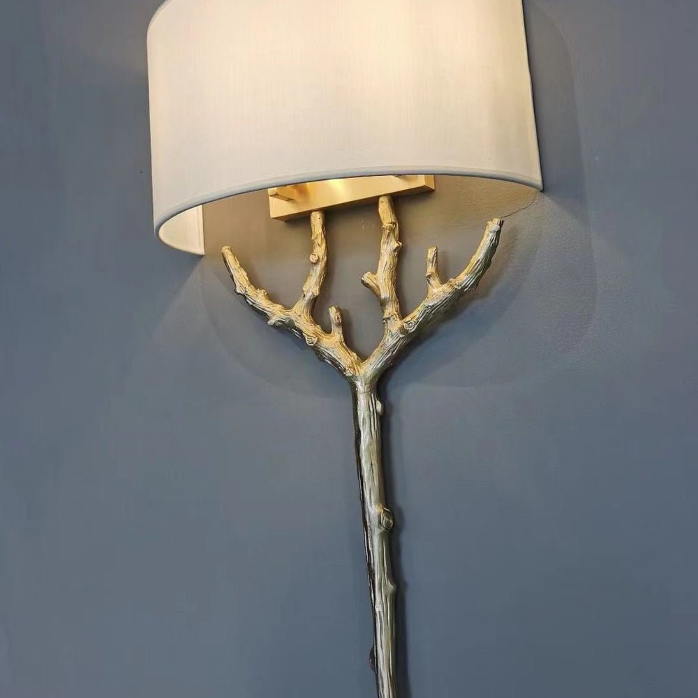 Ceryndir vägglampa med horn i mässing