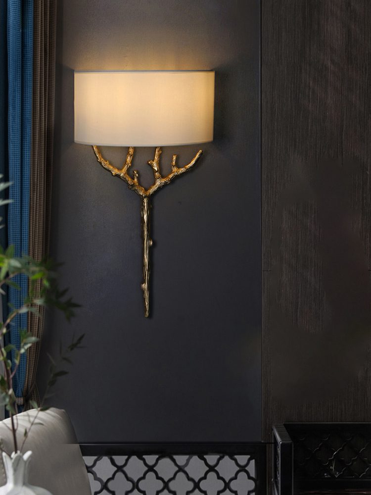 Ceryndir vägglampa med horn i mässing